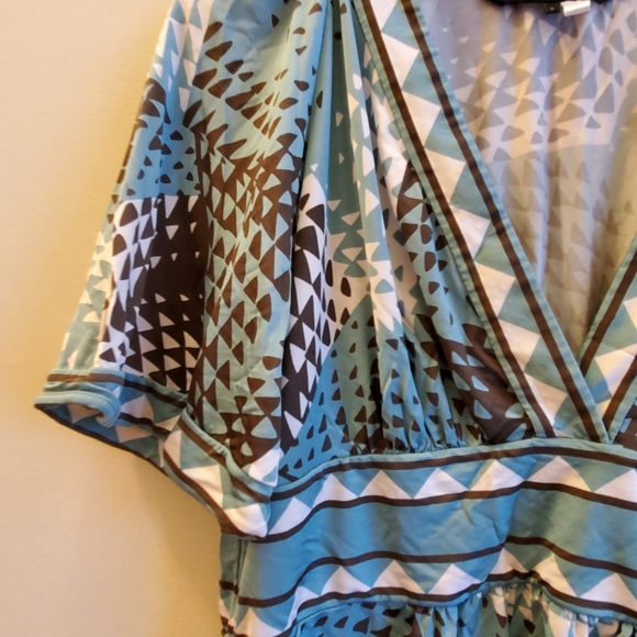 BCBGMAXAZRIA geometric pattern tunic shirt, Size Large, Trendy color and patter - Picture 6 of 7